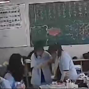 地震时，女生们扶脚伤同学撤离