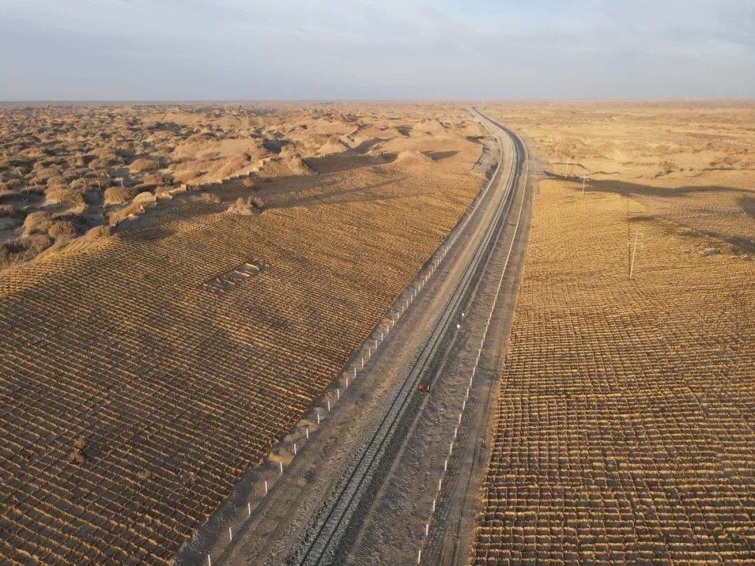 穿行沙漠的铁路线如何防沙护路