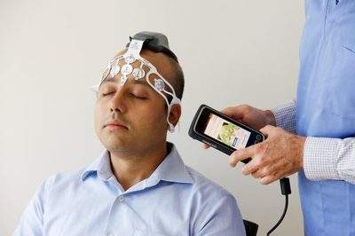 研究人员发现新型可穿戴传感器能检测潜在脑震荡