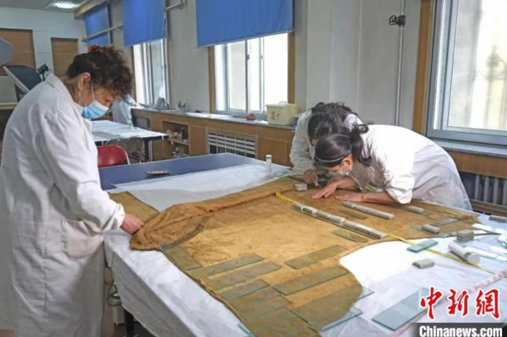 青海省文物考古研究所修复都兰出土唐元纺织品文物