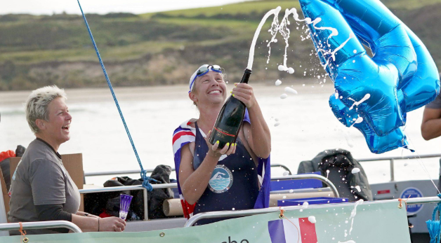 刷新尘封17年世界纪录！澳大利亚游泳女将44次横渡英吉利海峡