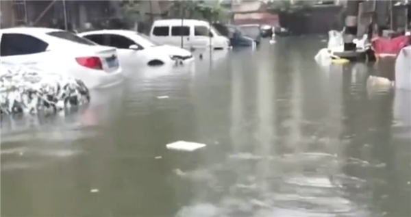 网友晒徐州暴雨画面：雨水倒灌车库多辆车被淹，已升级红色预警！