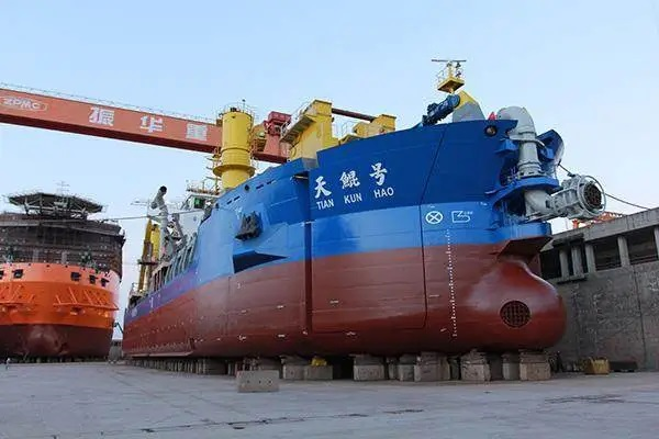中国亚洲最大重型自航绞吸船“天鲲号”